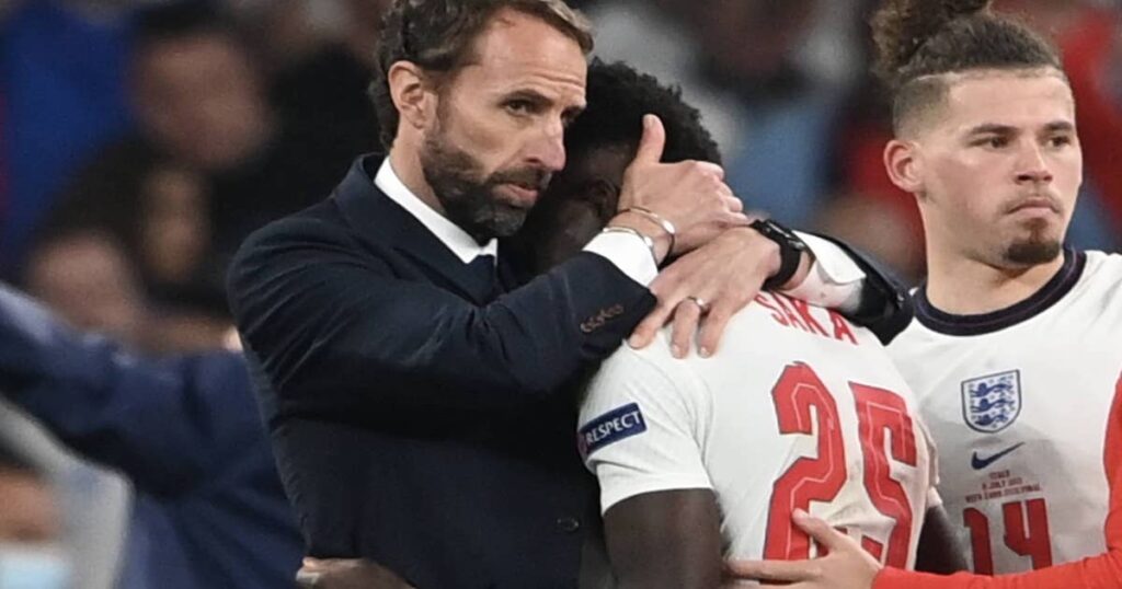 غاريث ساوثغيت يهدئ بوكايو ساكا بعد إهداره ركلة ترجيح تتويج إيطاليا بيورو 2020 على حساب إنجلترا في ويمبلي