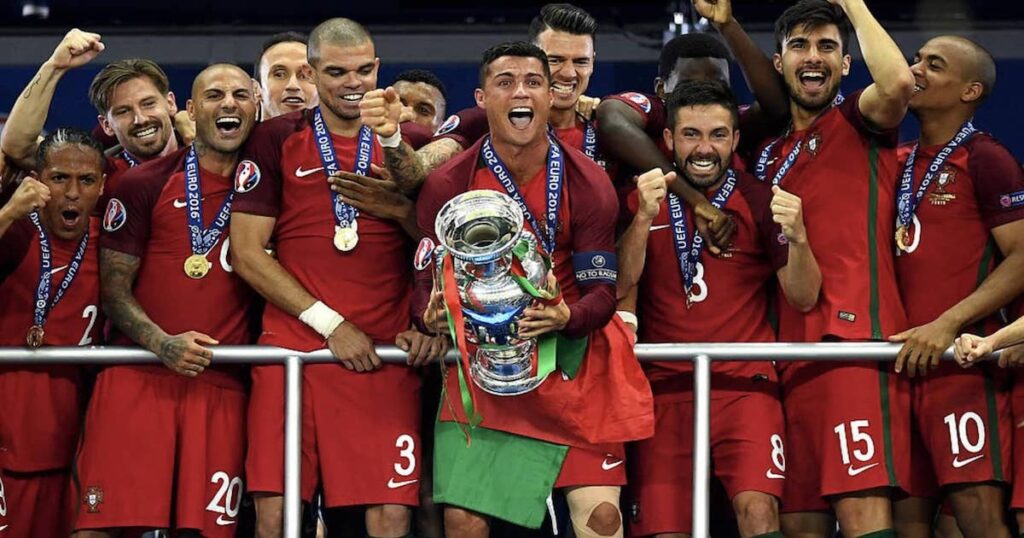 رونالدو يحمل كأس أوروبا يورو 2016 بعد هزيمة فرنسا في ملعبها بهدف في الوقت الإضافي