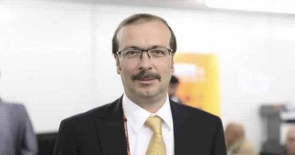 الإعلامي المغربي محمد عمور