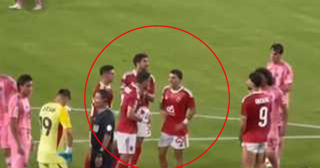 لقطة جدال تريزيغيه مع وسام أبو علي وأحمد سيد زيزو قبل تنفيذ ضربة الجزاء