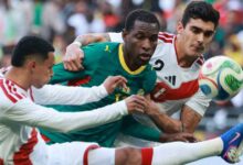 السنغال تسخر من قرار سحب اللقب بعرض الكأس والانتصار على بيرو